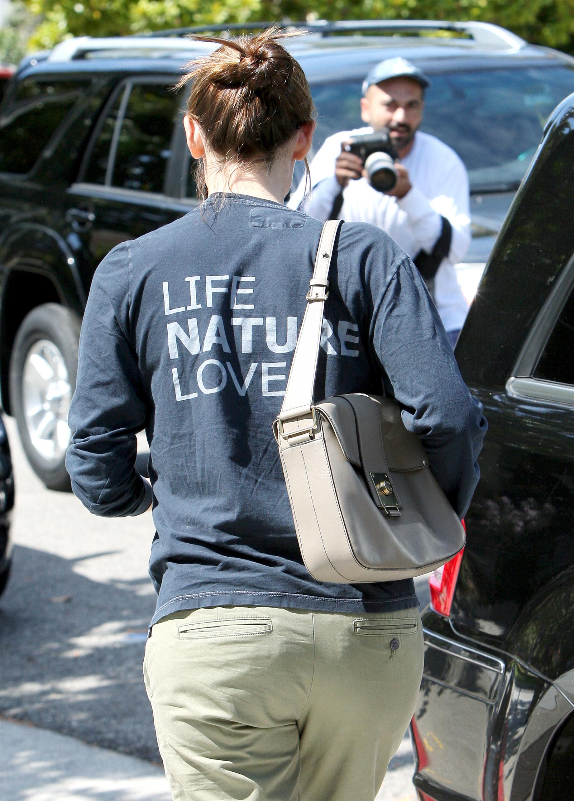 Jennifer Garner wearing a long sleeve t-shirt | Picture 65687